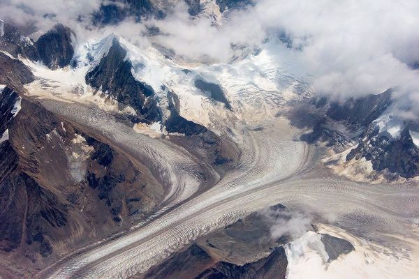 Su, Keren 아티스트의 Aerial view of snow mountain and glacier on Tibetan Plateau-China작품입니다.
